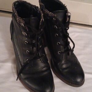 Black boots with tan fur lining